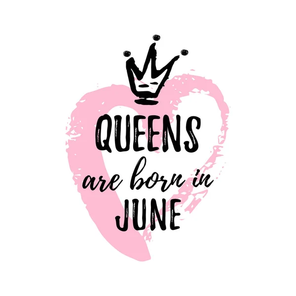 Популярна фраза Queens народжуються в червні з довільні корону і серця. Шаблон дизайну на футболку, вітальних листівок, поздоровлення повідомлення, листівка, друк виробництва. — стоковий вектор