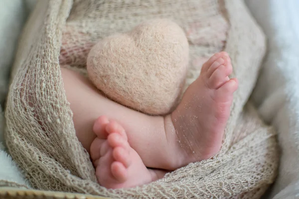 Ben Från Nyfödd Med Ett Leksakshjärta — Stockfoto