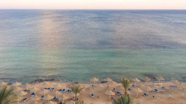  Mercan beach ve torquouise deniz tarafından arka plan üzerinde geçen bir tekne ile havadan görünümü