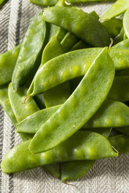 Çiğ Yeşil Organik Bezelyeler Yemeye Hazır