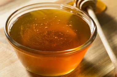 Bir kase içinde ham karanlık organik buğday tatlım