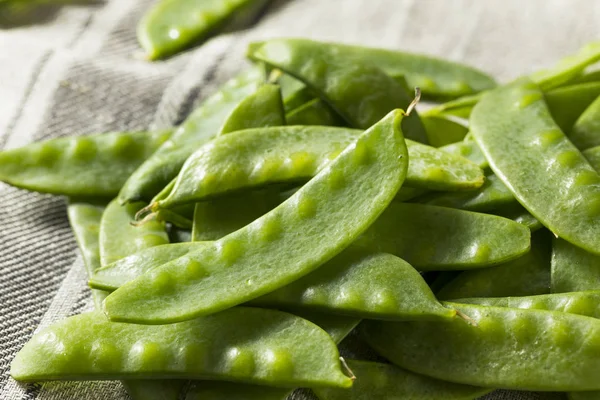 生の緑の有機雪のエンドウ豆を食べる準備ができて — ストック写真
