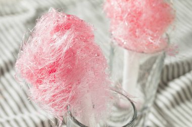 Şekerli pembe ev yapımı pamuk helva sopa üzerinde