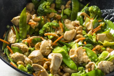 Ev yapımı Asya kaju tavuk Stir Fry sebzeler ile