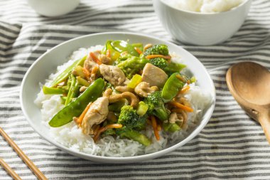 Ev yapımı Asya kaju tavuk Stir Fry sebzeler ile