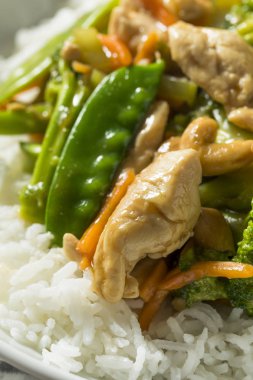 Ev yapımı Asya kaju tavuk Stir Fry sebzeler ile