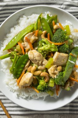 Ev yapımı Asya kaju tavuk Stir Fry sebzeler ile