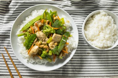 Ev yapımı Asya kaju tavuk Stir Fry sebzeler ile