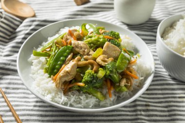 Ev yapımı Asya kaju tavuk Stir Fry sebzeler ile