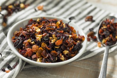 Organik Berry Hibiscus çay yaprakları bir kase kuru