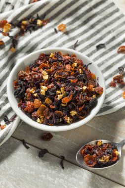 Organik Berry Hibiscus çay yaprakları bir kase kuru