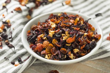 Organik Berry Hibiscus çay yaprakları bir kase kuru