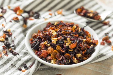 Organik Berry Hibiscus çay yaprakları bir kase kuru