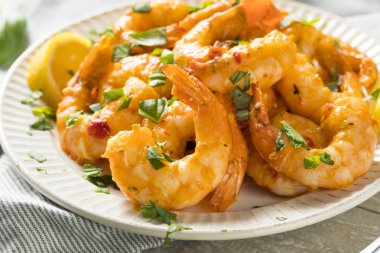 Ev yapımı baharatlı sarımsak karides fesleğen ve otlar ile