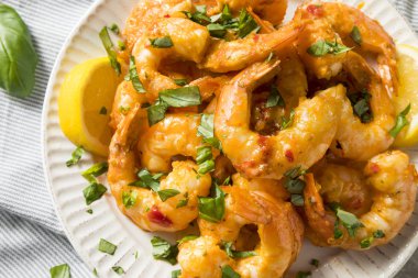 Ev yapımı baharatlı sarımsak karides fesleğen ve otlar ile