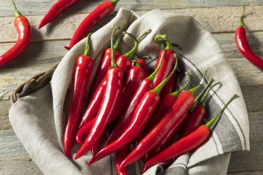 Bir sepet içinde çiğ kırmızı organik sıcak parmak biber