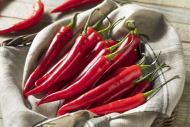 Bir sepet içinde çiğ kırmızı organik sıcak parmak biber
