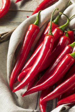 Bir sepet içinde çiğ kırmızı organik sıcak parmak biber
