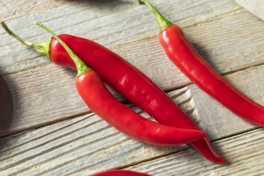 Bir sepet içinde çiğ kırmızı organik sıcak parmak biber