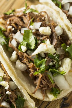 Acılı ev yapımı Dana Barbacoa taco Salantro peynir ve soğan ile