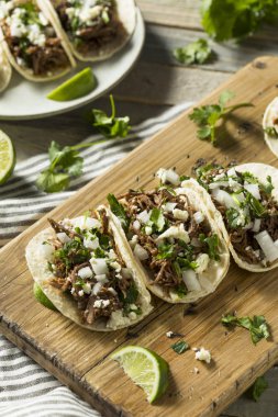 Acılı ev yapımı Dana Barbacoa taco Salantro peynir ve soğan ile