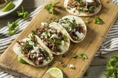 Acılı ev yapımı Dana Barbacoa taco Salantro peynir ve soğan ile