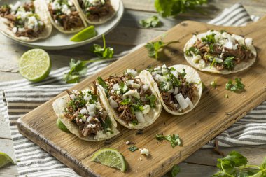 Acılı ev yapımı Dana Barbacoa taco Salantro peynir ve soğan ile