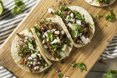 Acılı ev yapımı Dana Barbacoa taco Salantro peynir ve soğan ile