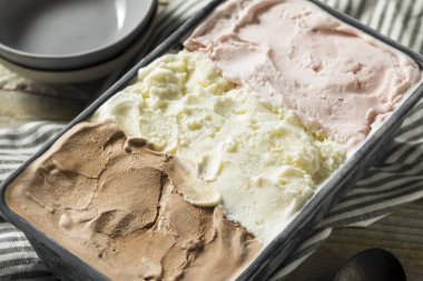 Ev yapımı Neopolitan dondurma vanilya çikolata ve çilek ile