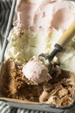 Ev yapımı Neopolitan dondurma vanilya çikolata ve çilek ile