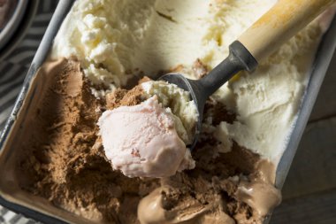 Ev yapımı Neopolitan dondurma vanilya çikolata ve çilek ile