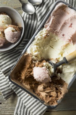 Ev yapımı Neopolitan dondurma vanilya çikolata ve çilek ile