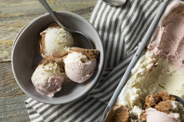 Ev yapımı Neopolitan dondurma vanilya çikolata ve çilek ile
