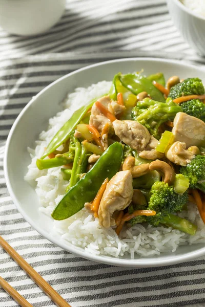 Ev yapımı Asya kaju tavuk Stir Fry sebzeler ile