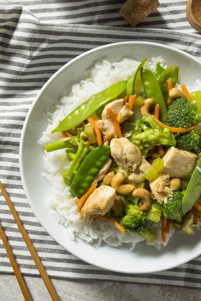Ev yapımı Asya kaju tavuk Stir Fry sebzeler ile
