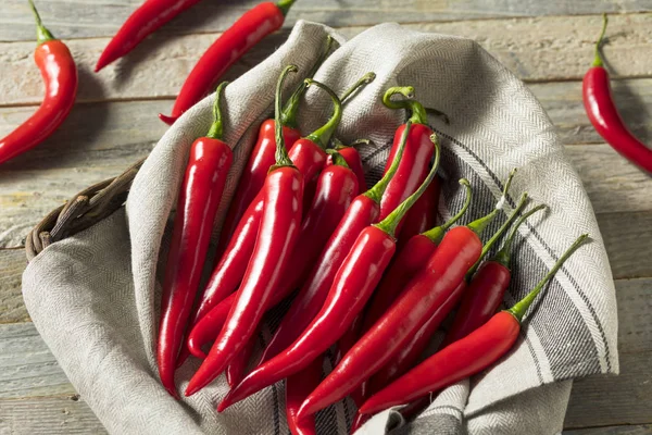 Bir sepet içinde çiğ kırmızı organik sıcak parmak biber