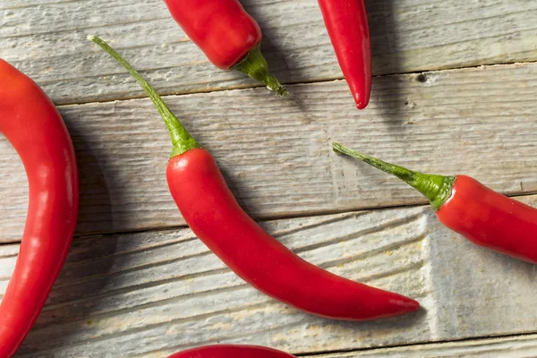 Bir sepet içinde çiğ kırmızı organik sıcak parmak biber