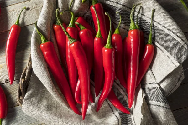 Bir sepet içinde çiğ kırmızı organik sıcak parmak biber