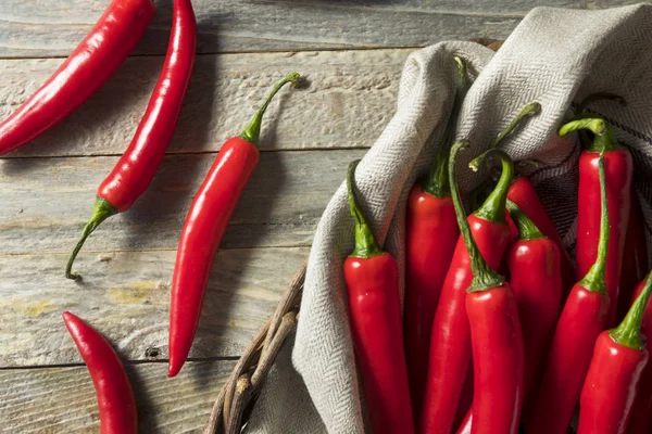 Bir sepet içinde çiğ kırmızı organik sıcak parmak biber