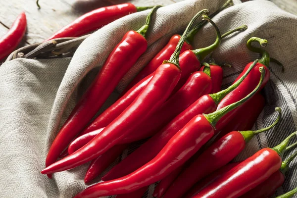 Obehandlad Röd Ekologisk Varma Finger Paprika Korg — Stockfoto