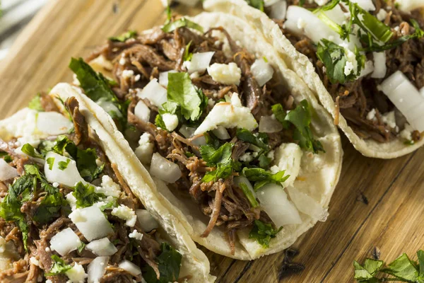 Pikantní Domácí Hovězí Tacos Barbacoa Koriandrem Sýrem Cibulí — Stock fotografie