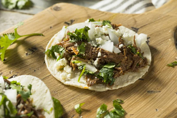 Acılı ev yapımı Dana Barbacoa taco Salantro peynir ve soğan ile