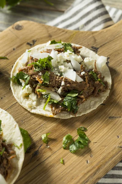 Acılı Yapımı Dana Barbacoa Taco Salantro Peynir Soğan Ile — Stok fotoğraf