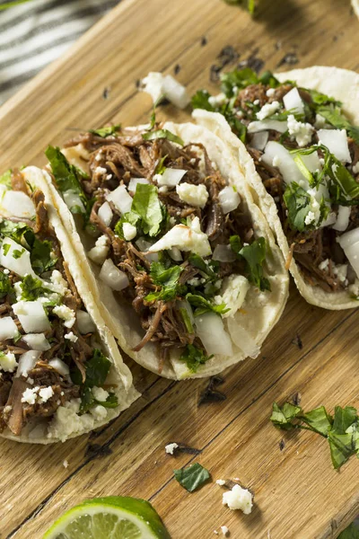 Acılı ev yapımı Dana Barbacoa taco Salantro peynir ve soğan ile