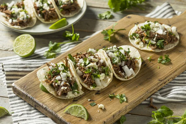 Pikantní Domácí Hovězí Tacos Barbacoa Koriandrem Sýrem Cibulí — Stock fotografie