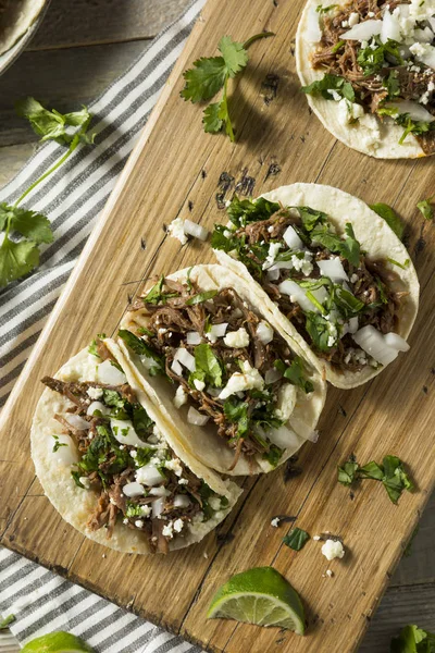 Acılı Yapımı Dana Barbacoa Taco Salantro Peynir Soğan Ile — Stok fotoğraf