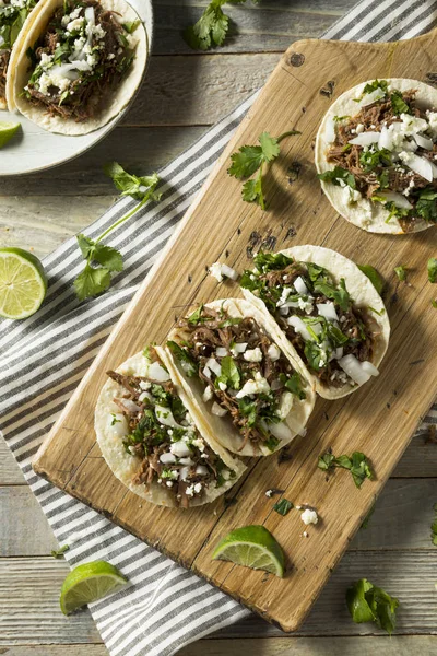 Kryddig Hemmagjord Nötkött Barbacoa Tacos Med Koriander Ost Och Lök — Stockfoto