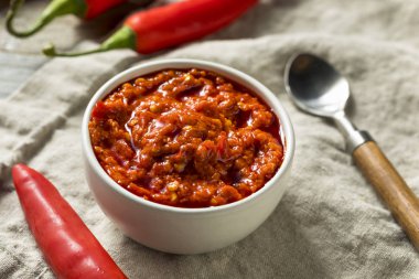 Bir kase sıcak kırmızı Calabrian biber sosu yaymak
