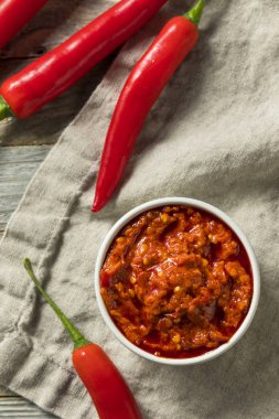 Bir kase sıcak kırmızı Calabrian biber sosu yaymak