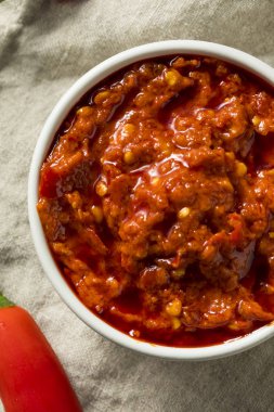 Bir kase sıcak kırmızı Calabrian biber sosu yaymak